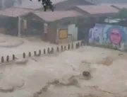 Vila tem ruas alagadas após fortes chuvas