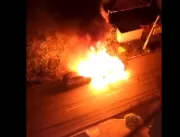 [VÍDEO] Carro de luxo é destruído por incêndio na 