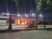 VÍDEO: Posto de gasolina pega fogo após táxi bater