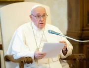 Papa Francisco pede que pais não condenem seus fil