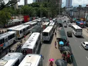 Motoristas de ônibus cruzam os braços no Centro de