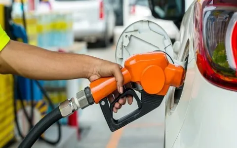 NAS BOMBAS: Litro da gasolina poderá chegar a R$ 7