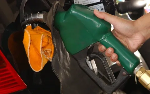 Litro da gasolina chega a R$ 8,39 e diesel a R$ 7,