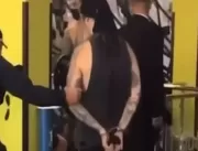 Homem leva um cacete após ser flagrado se masturba