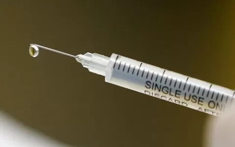 Homem é preso por se vacinar pelo menos 87 vezes c