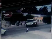 Vídeo: criança é atropelada, arremessada e sai and