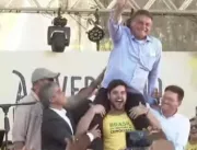Bolsonaro é carregado por homem que diz ter o salv