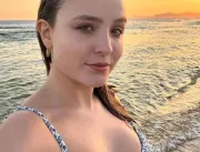 Na praia, Larissa Manoela faz selfie ousada de biq