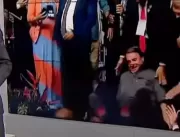 Vídeo: Bolsonaro leva tombo (ao vivo) enquanto dei