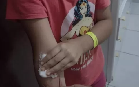 Criança volta para casa com agulha dentro do braço