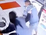Mulher quebra homem no cacete após ser tocada na c