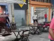 Vídeo mostra marchante fugindo com faca na mão apó