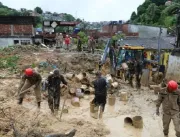 Socorro às vítimas das chuvas vira comício de sanfoneiro candidato; Bolsonaro decide meter os pés na lama