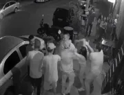 [VÍDEO] Mulher acelera e invade bar com o carro ap