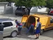 ASSALTO OUSADO: Vídeo mostra criminosos fazendo o rapa no carro dos Correios em plena luz do dia em João Pessoa; assista