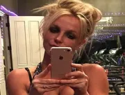 UAU! Britney Spears faz topless em praia durante l
