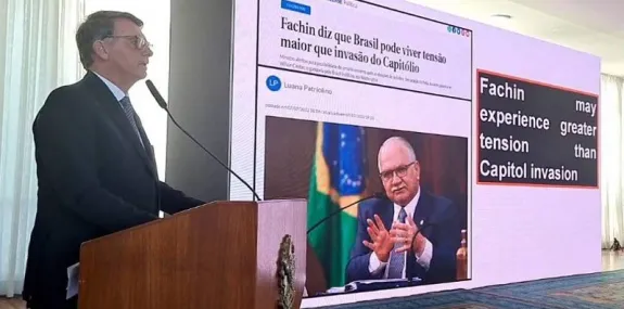 Youtube derruba live de Bolsonaro com teorias cons