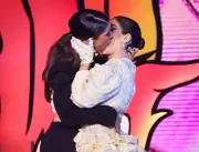 Boca Rosa e Gkay protagonizam beijão no palco de p