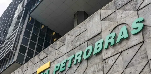 Petrobras reduz gasolina em R$ 0,15 a partir desta