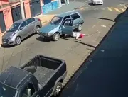 [VÍDEO] Motorista cai do próprio carro em moviment