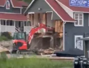 DIA DE FÚRIA: Funcionário demitido destrói casas de luxo com retroescavadeira; assista no vídeo