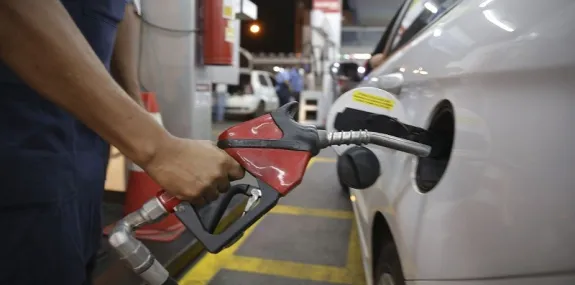 Petrobras anuncia nova redução no preço da gasolin