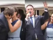 Bolsonaro puxa coro de “imbrochável” após beijo em