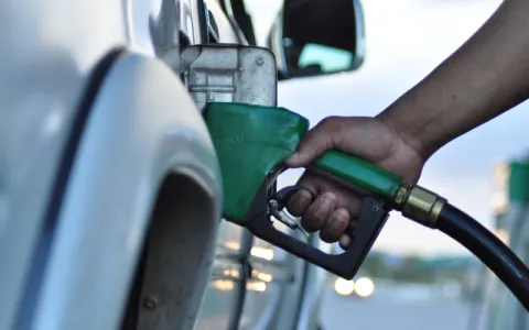Preço do litro da gasolina sofre redução e chega a