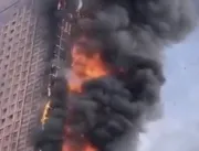 Incêndio atinge arranha-céu de mais de 200 metros 