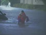 ATO HEROICO: Repórter que cobria furacão nos EUA r