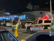 Policial militar exibe bandeira do Brasil em viatu