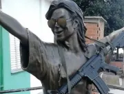 Traficantes colocam fuzil em estátua de Michael Ja
