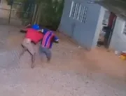 Vídeo chocante mostra homem esfaqueando amigo vári