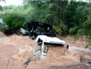 Vídeo: Caminhão cai em rio após ponte ceder e 4 fi