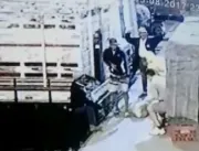 Câmera de segurança flagra exato momento da execuç