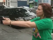 ARMADA E PERIGOSA: Continua repercutindo VÍDEO em que deputada bolsonarista saca arma e aponta para homem em via pública: ASSISTA