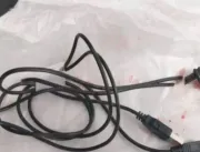 INUSITADO: Garoto fica com cabo USB preso dentro d