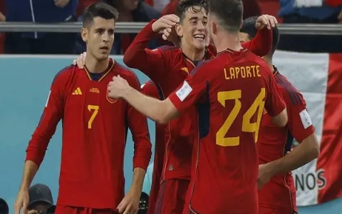 Espanha dá aula e estreia na Copa com goleada hist
