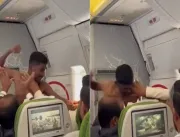 [VÍDEO] Passageiro sem camisa troca socos com outr