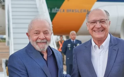 Lula embarca para a Argentina e Alckmin assume pre