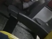 Passageiro flagra homem batendo bronha dentro de ô