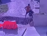 Motociclista cai em obra de bueiro após ignorar sinalização na PB; veja vídeo