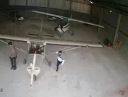 Vídeo flagra momento em que ladrões furtam avião a