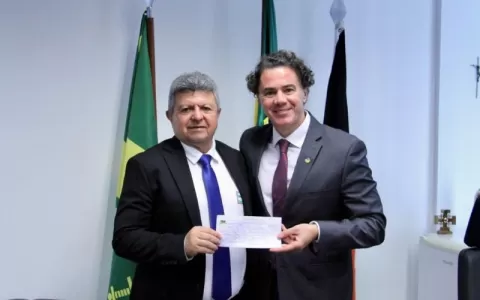 Em Brasília: Prefeito de Gurinhém assina ficha de 