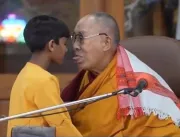 Dalai Lama beija menino na boca e pede: Você pode 