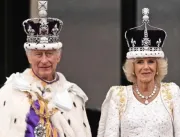 Rei Charles III é coroado em cerimônia apática e s