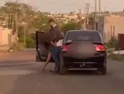 Vídeo: Homem é flagrado arrastando mulher pelos cabelos e a colocando à força em carro 