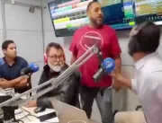 [VÍDEO] Homem invade estúdio de rádio e agride jor