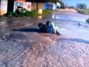 VÍDEO - Buraco engole casal que trafegava em motoc