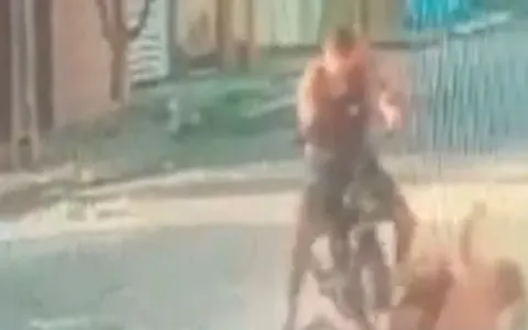 VÍDEO FORTE: Homem que usou moto para atropelar co